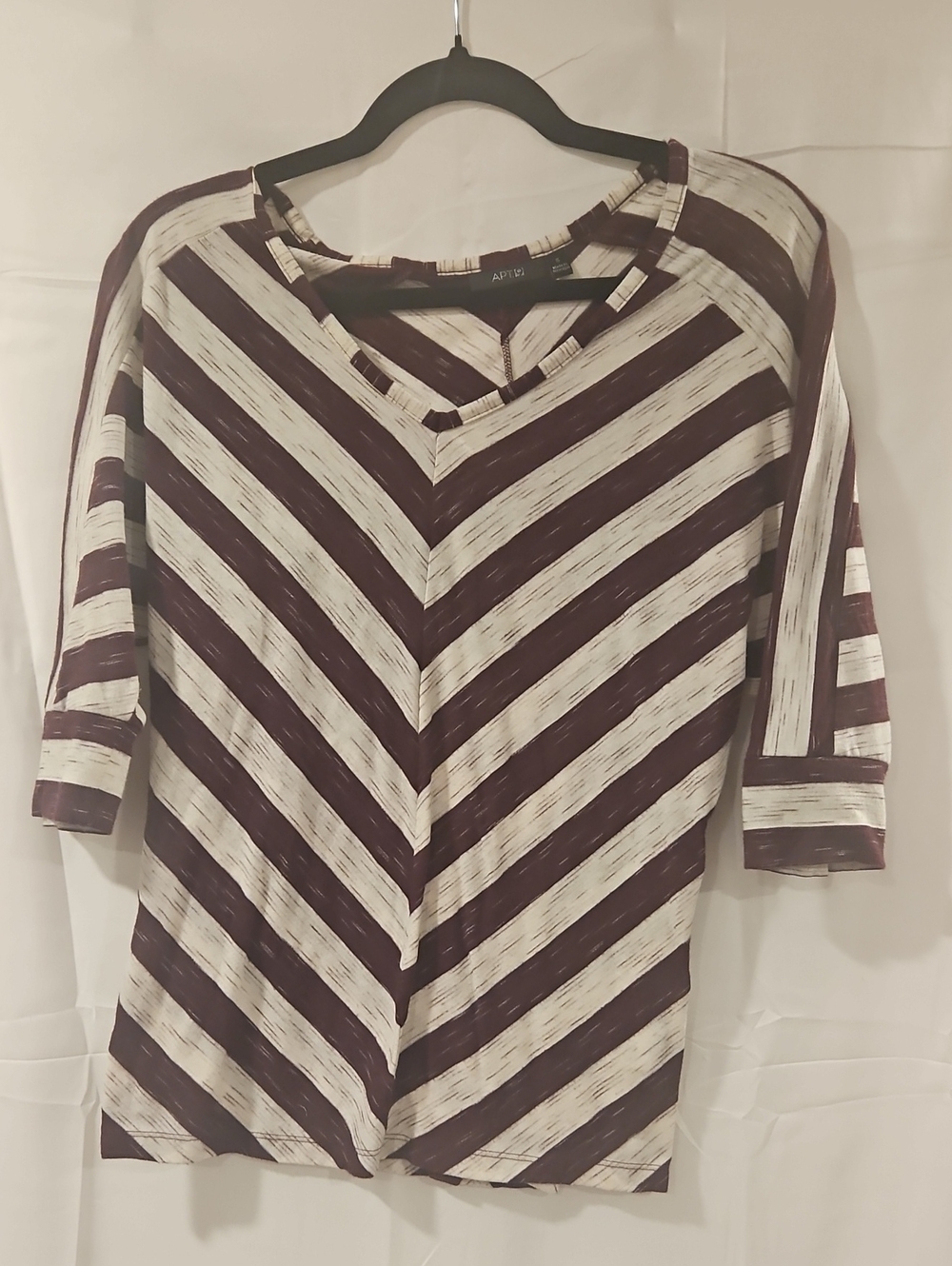 Apt. 9 Burgundy and Cream Chevron Stripe V-Neck 3/4 Sleeve Top